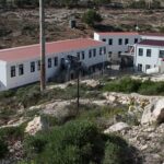 Lampedusa, cerca di scavalcare recinzione dell’Hotspot ma cade: ferito migrante