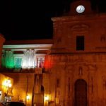 Il Palazzo di Città di Naro illuminato con il tricolore italiano