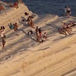 Scala dei Turchi, durante il tramonto turisti invadono la marna bianca – VIDEO