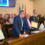 L’Assemblea dei Sindaci del Libero Consorzio Comunale di Agrigento ha consegnato una Targa speciale di gratitudine  al comandante dell’arma dei carabinieri, colonnello Vittorio Stingo