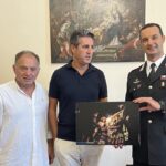 Agrigento, il Comando Provinciale dei Carabinieri Omaggiato con una Foto Premiata al Concorso del Mandorlo in Fiore